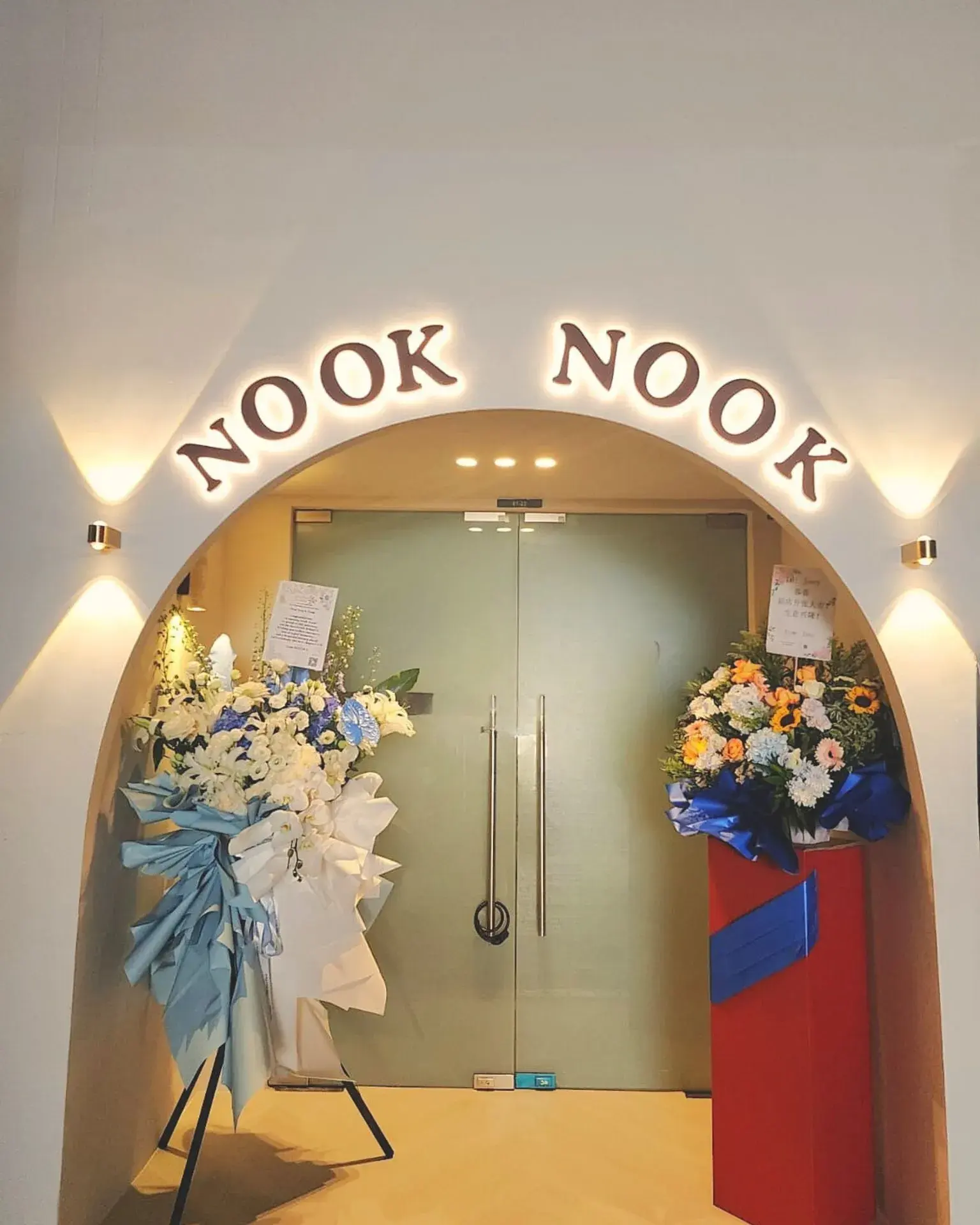 The entrance dressed with opening flowers